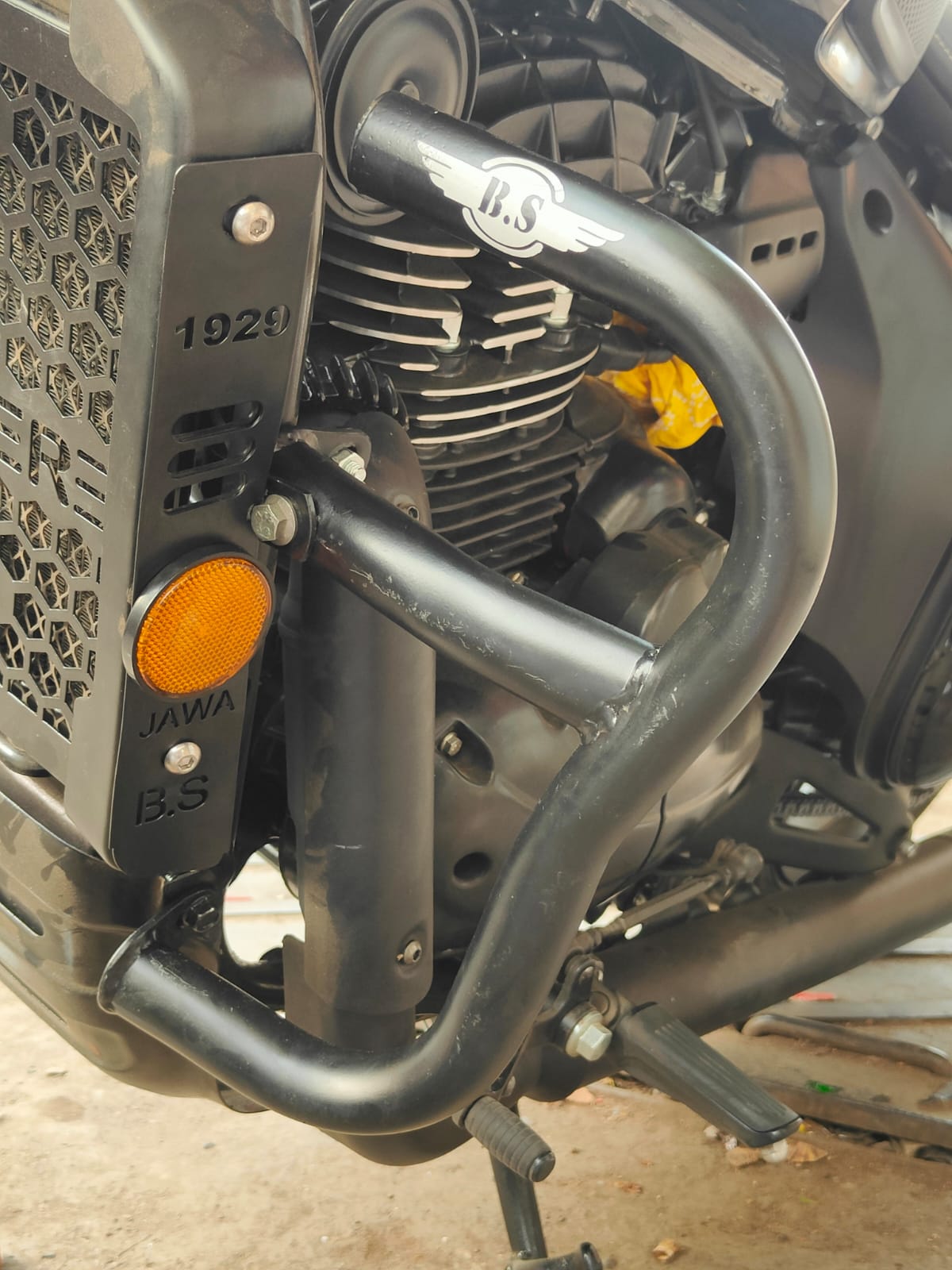 JAWA BOBBER 42 E LEG GUARD IN RUSTFREE STAINLESS STEEL MATERIAL (BLACK ...